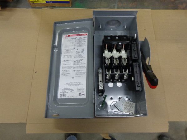 H321NRB: SQUARE D, HEAVY DUTY SAFETY SWITCH 30 AMP, 3 POLE, FUSIBLE, 240VAC / 250VDC, SERIES F05, NEMA TYPE 3R RAINPROOF ENCLOSURE.