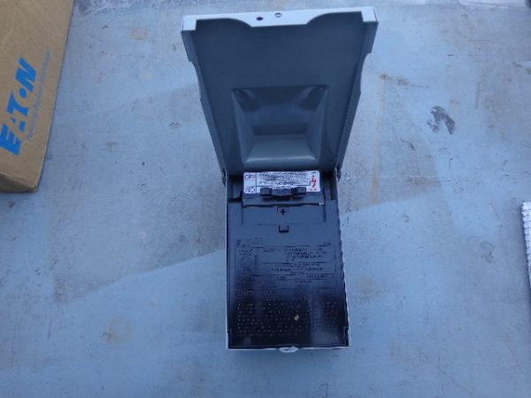 DPU222R: EATON, 60 AMP NON-FUSIBLE PULLOUT AIR CONDITIONER DISCONNECT NEMA TYPE 3R STEEL ENCLOSURE