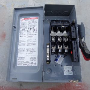 H321N: SQUARE D, HEAVY DUTY SAFETY SWITCH 30 AMP, 3 POLE, FUSIBLE, 240VAC / 250VDC, SERIES F05, NEMA TYPE 1 INDOOR ENCLOSURE.