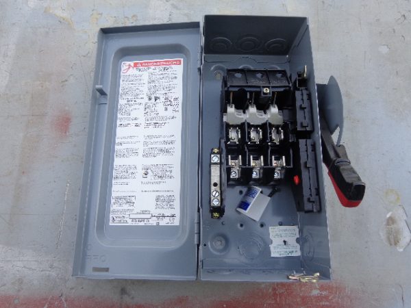 H321N: SQUARE D, HEAVY DUTY SAFETY SWITCH 30 AMP, 3 POLE, FUSIBLE, 240VAC / 250VDC, SERIES F05, NEMA TYPE 1 INDOOR ENCLOSURE.