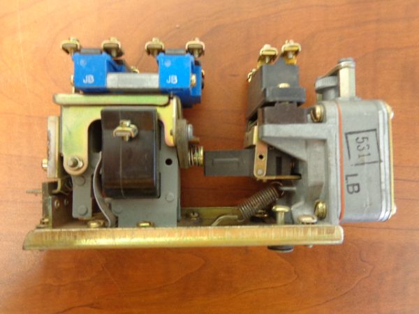 SQUARE D PNEUMATIC TIMING RELAY CLASS 9050 TYPE B03D SERIES E, W/ 31017-400-54 COIL 9