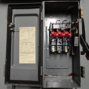 H221A: SQUARE D, HEAVY DUTY SAFETY SWITCH 30 AMPS, 2 POLE, FUSIBLE, 240VAC / 250VDC, SERIES D4, NEMA TYPE 12 DUST-TIGHT ENCLOSURE.