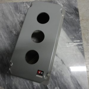 10250TN13: 3 HOLE push Button ENCLOSURE COVER ONLY CUTLER HAMMER