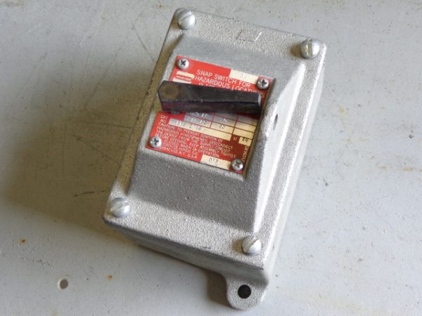 EFS2129:CROUSE HINDS  SNAP SWITCH EFS2129,CROUSE HINDS