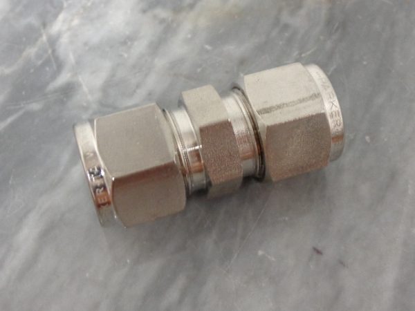 8SC8: PARKER, UNION A-LOK 1/2 INCH STAINLESS STEEL.