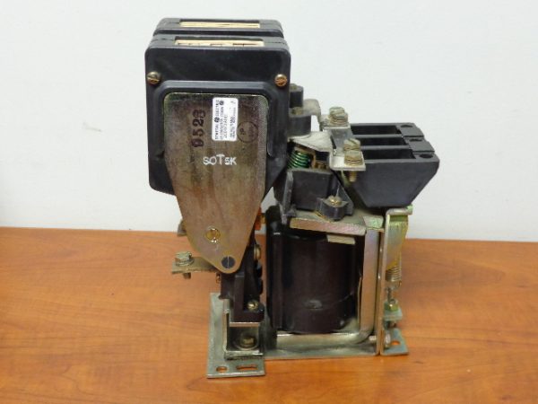 DS303A-2C01EXA002 GENERAL ELECTRIC, DC CONTACTOR 600V MAX, 2 NORMALLY OPEN POWER POLES, 50 AMP FRAME, 25 AMP BLOWOUT COILS, 250VDC COIL