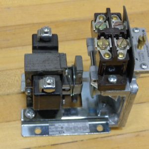EATON CUTLER HAMMER PNEUMATIC TIMER D80JE20A, ON DELAY, 2 NO / 2 NC, TIMED CONTACTS, NO INSTANTANEOUS CONTACTS