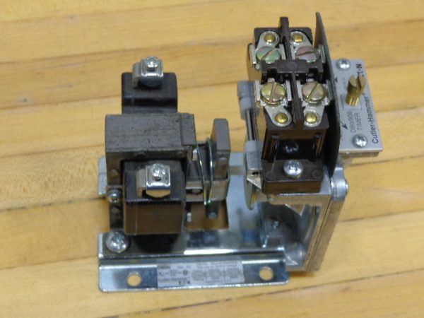 EATON CUTLER HAMMER PNEUMATIC TIMER D80JE20A, ON DELAY, 2 NO / 2 NC, TIMED CONTACTS, NO INSTANTANEOUS CONTACTS