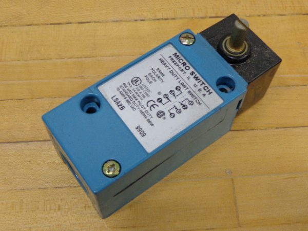 LSA2B: HONEYWELL / MICRO SWITCH, HEAVY DUTY LIMIT SWITCH 10 AMPS 600 VAC, DPDT, 600VAC MAX PILOT DUTY, STANDARD DUTY NEMA B600. WITH SIDE ROTARY ACTUATOR.