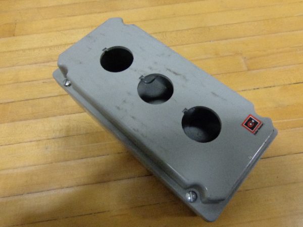 10250TN13 - CUTLER HAMMER, Eaton 3 UNIT  PUSH BUTTON ENCLOSURE