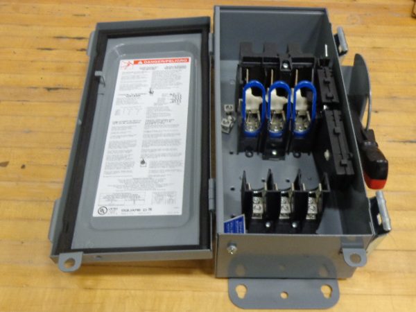 H-322NRB: SQUARE D, HEAVY DUTY SAFETY SWITCH 60 AMP, 240V, 4 WIRE, 3 POLE FUSIBLE, NEMA 3R WATERPROOF ENCLOSURE.