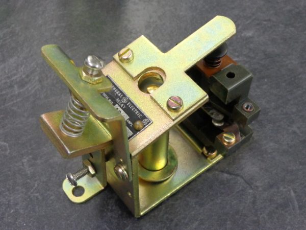 IC2820D300B11: GENERAL ELECTRIC FIELD LOSS RELAY. 4.0 AMP CONTINUOUS, 0.57-1.14 AMPS PICKUP CALIBRATION RANGE