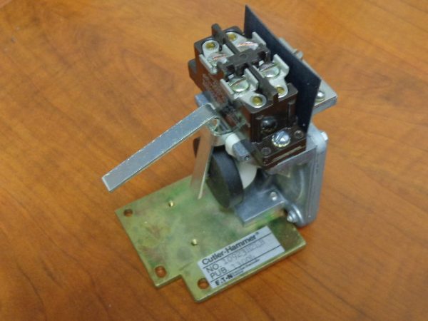 10923H24B: CUTLER HAMMER PNEUMATIC TIMING RELAY 10923H-24B
