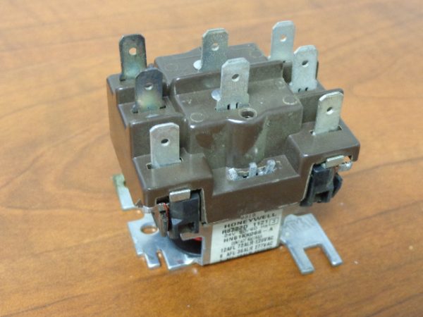 R8222D-1014: HONEYWELL, GENERAL PURPOSE RELAY DPDT SWITCHING, 1/4 INCH QUICK CONNECT TERMINALS, DOUBLE QUICK CONNECT COIL TERMINALS, AND ENCLOSED CONTACTS. COIL 24V 50/60Hz