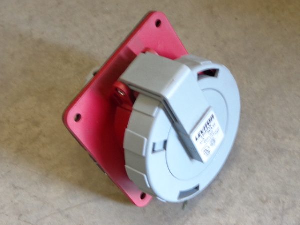460R12W: LEVITON, WATERTIGHT FEMALE RECEPTACLE 60 AMP, 125/250 VAC, IEC 309 PIN & SLEEVE DEVICE, INDUSTRIAL GRADE, 3 POLE, 4 WIRE GROUNDING.
