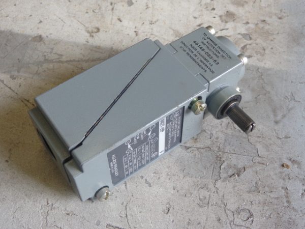 802T-HP ALLEN BRADLEY, OILTIGHT LIMIT SWITCH, 2 CIRCUITS, NEMA A600, LEVER TYPE, CW & CCW OPERATION, PLUG-IN, BULLETIN 802T, ENCLOSURE TYPE 4 & 13