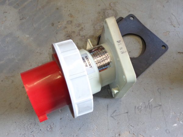 430B7W: HUBBELL, PIN & SLEEVE WATERTIGHT FLANGED INLET 3 POLE, 4 WIRE GROUNDING, IEC 309 CONFIGURATION, 3 PHASE, 480VAC, 30 AMP. FOR USE WITH 430C7W CONNECTOR.