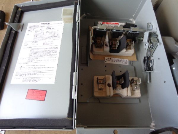 F351H: SIEMENS 30 AMP, 600 VOLT FUSIBLE DISCONNECT, SAFETY SWITCH