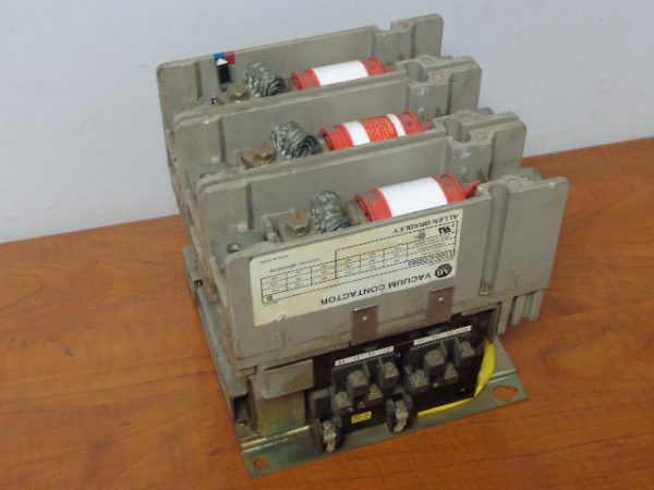 1100-COD93: ALLEN BRADLEY, VACUUM CONTACTOR 1500VAC MAX, 400A, 3 POLE, OPEN ENCLOSURE TYPE, SERIES B, WITH COIL 100-127V 50/60Hz.