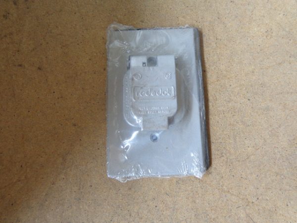 ED006951-002:THOMAS&BETTS SINGLE OUTLET COVER ED006951-002,THOMAS&BETTS