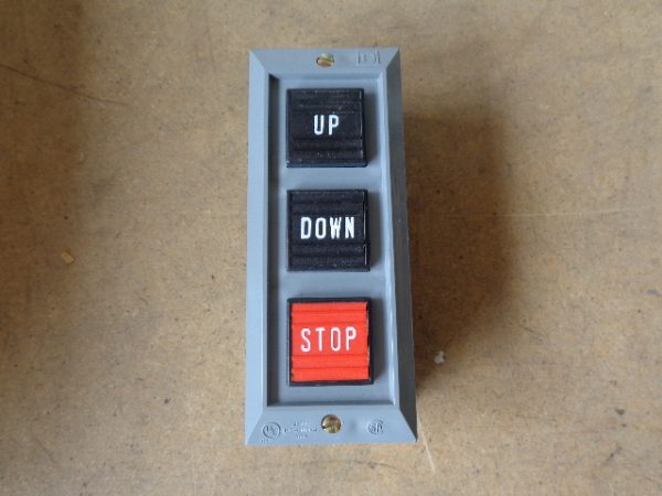 9001-BG305, SQUARE D, 3 UNIT SURFACE MOUNTED PUSH BUTTON STATION, CLASS 9001, TYPE BG305. SERIES A,