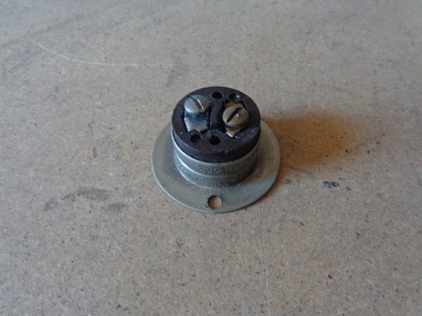 ML1-15R:HUBBELL TIWST-LOCK OUTLET ML1-15R,HUBBELL