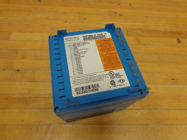 RM7890-A-1015: HONEYWELL, USED, AUTOMATIC PRIMARY CONTROL, BURNER CONTROL 120VAC 50/60HZ WITH DUST COVER, USE WITH R7847, R7848, AND R7886 AMPLIFIERS