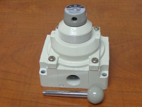 VH400-N04: SCM PNEUMATICS CENTER BLOCKED-CV-3 ROTARY HAND VALUE- 3 POS