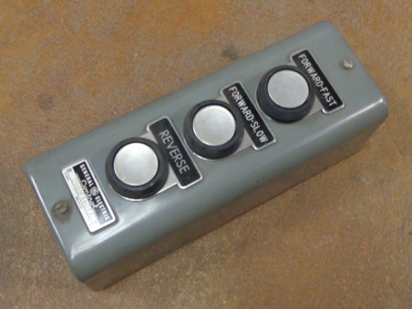 CR2940FA403A: GENERAL ELECTRIC PUSHBUTTON ENCLOSURE STATION FORWARD FAST FORWARD SLOW REVERSE